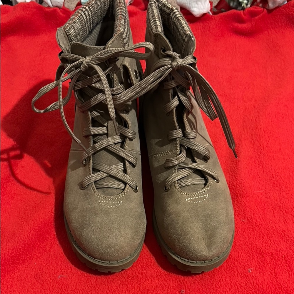 Stylish Women's Lace-Up Boots